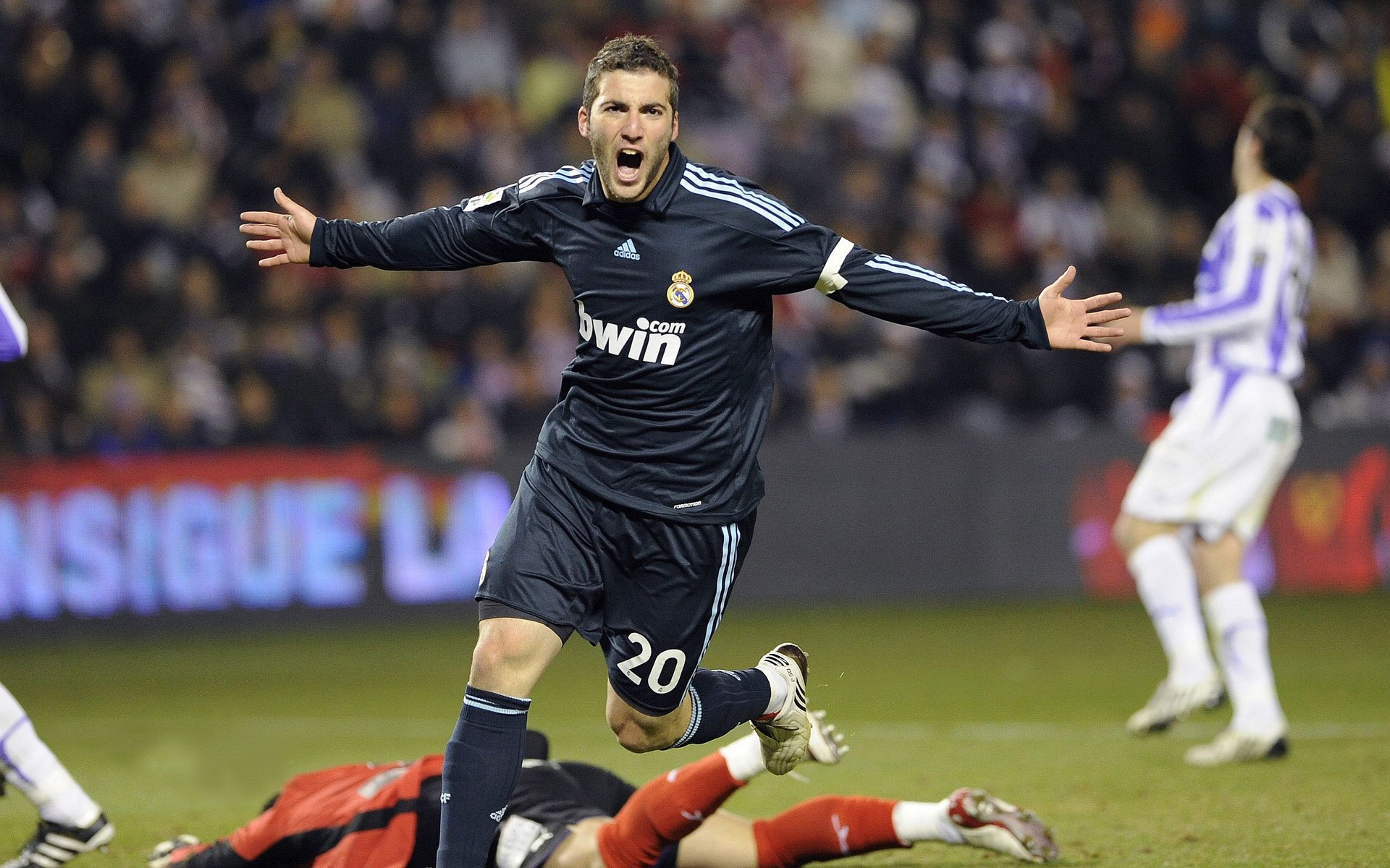 主场连胜纪录持续扩大球队整体状态稳定实现多线作战平衡，主场胜率百分百打一成语